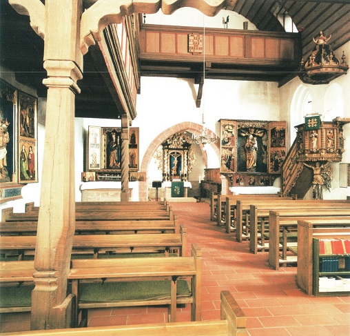 Kircheninnenraum, Blick zu Kanzel und Altar