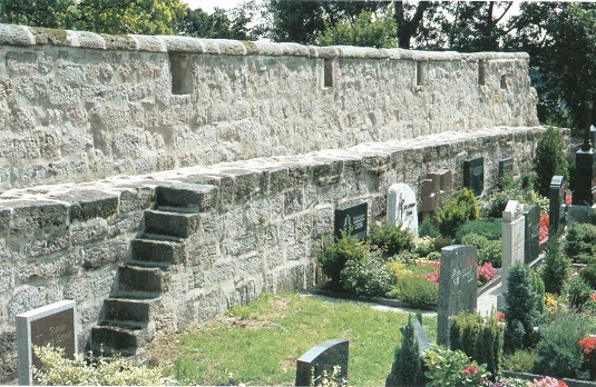 Wehrmauer mit Friedhof